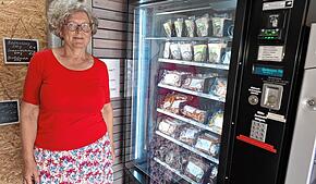 Betreiberin Angela Heinzelmann steht vor dem Automaten in der Garage an der Steingrube in Pfullendorf.