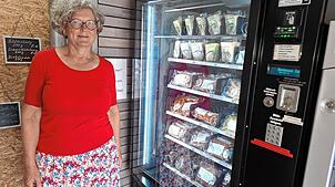 Betreiberin Angela Heinzelmann steht vor dem Automaten in der Garage an der Steingrube in Pfullendorf.