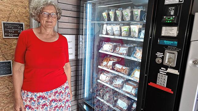 Betreiberin Angela Heinzelmann steht vor dem Automaten in der Garage an der Steingrube in Pfullendorf.