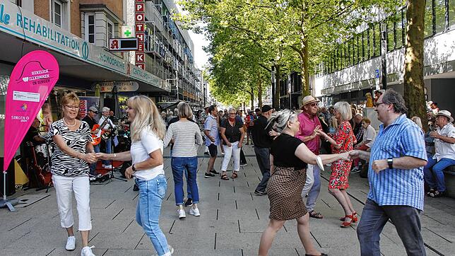 Die Singener Hegaustraße lebt: Bei einer Musik-Aktion haben die Menschen sogar dort getanzt.