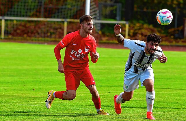 Wechsel: Giovanni Passannante (rechts) – hier noch im Trikot des FC Wittlingen gegen den Tiengener Emanuel Esser – schließt ...