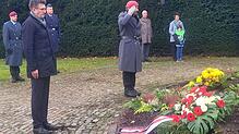 Bürgermeister Ralph Gerster (vorne links) und Oberst Andreas Schmand am Sonntag bei der Gedenkfeier zum Volkstrauertag nach der ...