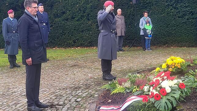 Bürgermeister Ralph Gerster (vorne links) und Oberst Andreas Schmand am Sonntag bei der Gedenkfeier zum Volkstrauertag nach der ...