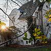 Die Villa Sernatinger sieht in der winterlichen Abendsonne herrschaftlich aus. In der Tat muss aber am Gebäude jede Menge gemacht ...