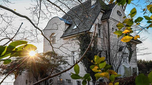 Die Villa Sernatinger sieht in der winterlichen Abendsonne herrschaftlich aus. In der Tat muss aber am Gebäude jede Menge gemacht ...