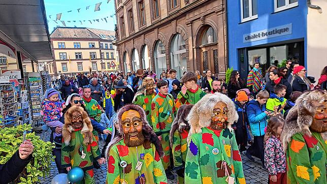 Bei dem schönen Wetter wollen viele Kinder beim Kinderumzug durch die Innenstadt mit dabei sein.