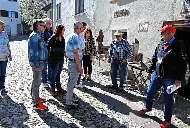 Der Jubiläumsstadtrundgang führt auch in die Weihergasse. Dort trafen die Teilnehmer auf ein Tiengener Original, der unter anderem auch ...