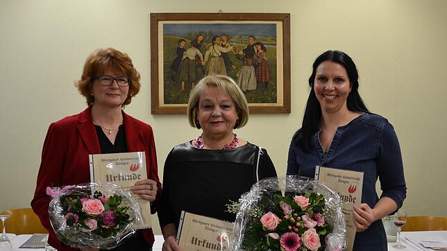 Ehrung für jahrzehntelange Mitgliedschaft (von links): Veronika Velbl wurde für 20 Jahre mit der silbernen Ehrennadel ausgezeichnet, ...
