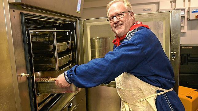 Hinein in Dampfgarer: Das Kesselfleisch wird vor der Weiterverarbeitung erwärmt. Bild: Gerald Jarausch