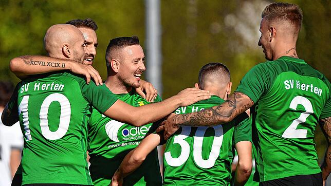 Erleichterung: Luis Grether, Francesco Alfarano, Marco Romano und Yannik Böhler (von links) feierten den 4:0-Endstand, den Samuel Pisano ...