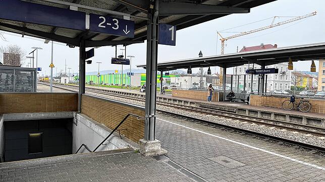 Treppen und Rampen gibt es im Bahnhof Rheinfelden.