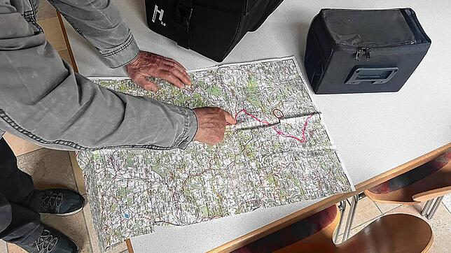 Julius Stockert zeigt seine gefahrene Route. Auf einer klassischen Karte hatte er sich den Weg durch Baden-Württemberg markiert.