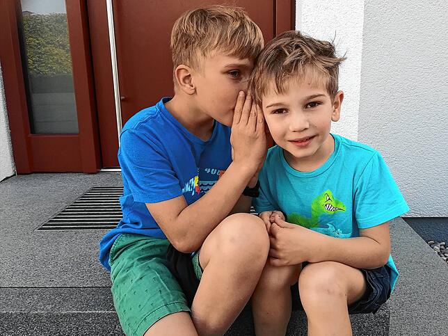 Die Geschwister halten zusammen: Oskar verrät Theo ein Geheimnis.