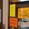 Seit vielen Monaten herrscht auch in den Schulen, hier eine Tür des Karl-Maybach-Gymnasiums in Friedrichshafen, Ausnahmezustand &ndash; ...