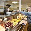 Was kostet das Mensa-Essen in den Konstanzer Schulen? Hier holt sich die 14-jährige Pauline ein Gericht in der Mensa des ...