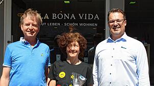 Dianne White und Tassilo Schneider vor ihrem Geschäft mit Bürgermeister Marcel Schneider.