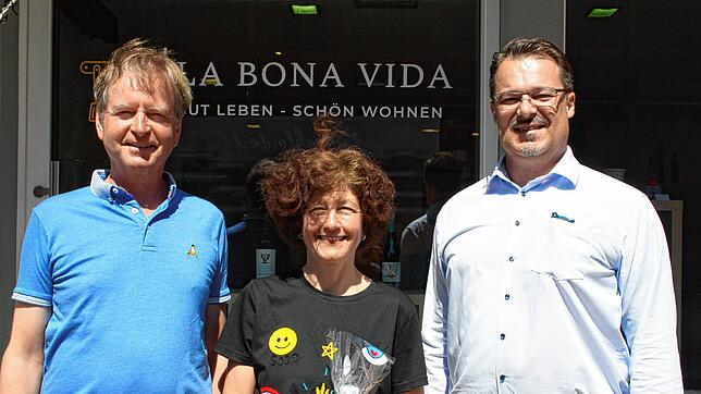 Dianne White und Tassilo Schneider vor ihrem Geschäft mit Bürgermeister Marcel Schneider.