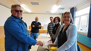 Der Nöggenschwieler Manfred Ebe (links) steckt seinen Wahlzettel in die Urne bei den Wahlhelfern Margit Böhler, Angelika Eckert, ...