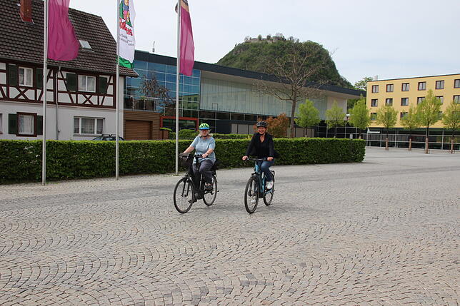 Die Radverkehrsbeauftrage Petra Jacobi (rechts) fährt genauso gern Rad, hier auf einem der neuen städtischen Pedelecs, wie ...