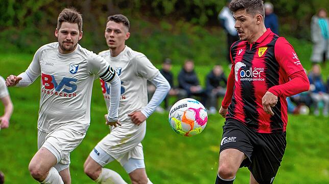 Bange Blicke: Die beiden Erzinger Nico Ködel (links) und Lukasz Jan Wojtyna (Mitte) blicken bei der 1:6-Niederlage ihrer Mannschaft dem ...