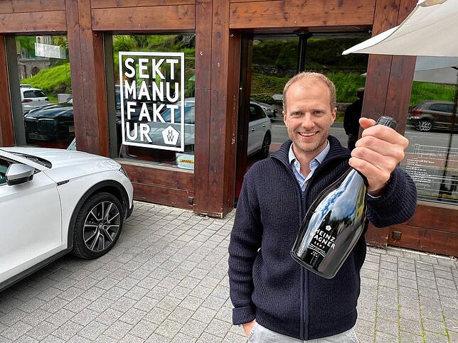 Sektproduzent Maximilian Wagner vor seinem Betrieb in St. Blasien.