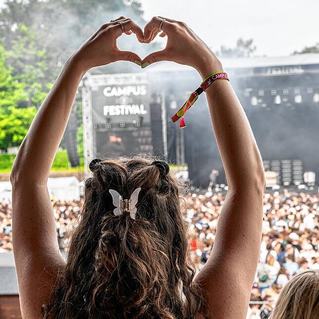 (Archivbild) Ganz viel Liebe zeigte eine Besucherin im Mai beim Campus-Festival. 2024 kann sie mit bis zu 25.000 weiteren Gästen wieder ...
