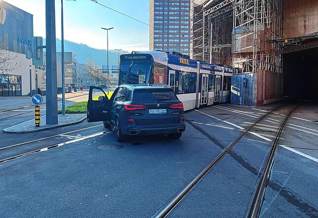 Die BMW-Fahrerin hat wohl das Rot übersehen.