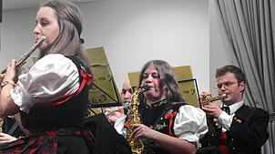 Der Musikverein Trachtenkapelle 1906 Bernau Außertal punktet bei seinem Jahreskonzert im Kurhaus. Bild: Karin Steinebrunner