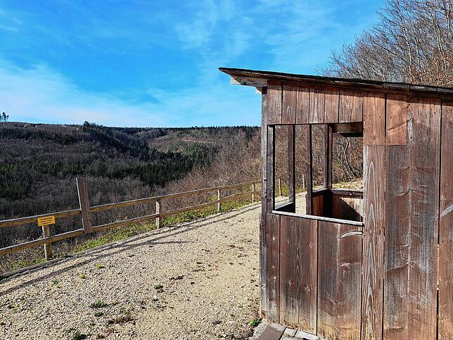 Vor Ort auf dem Parcours der Dornsbergschützen in Eigeltingen. Hier ist einer der Panorama-Schießstände zu sehen, die geschlossen ...
