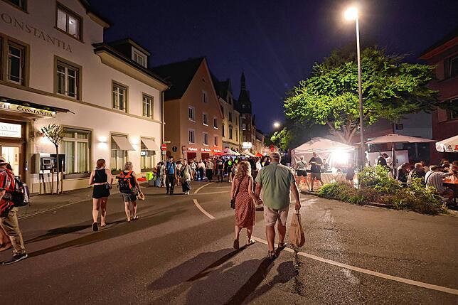 Bild 17: Bis tief in die Nacht stöbern die Trödel-Fans beim Konstanzer 24-Stunden-Flohmarkt