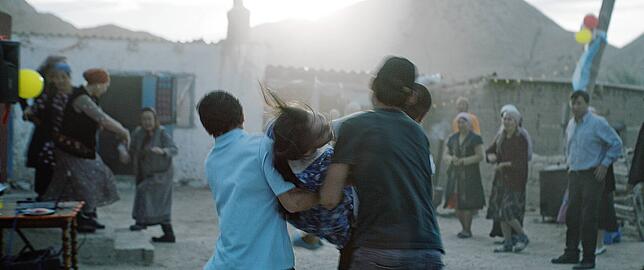 Sezim wird im Kurzfilm „Ala Kachuu – Take and run“ in der Stadt geraubt und aufs Land gebracht.