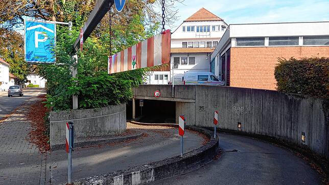 Die Tage sind für diese immobile Ansammlung in der Innenstadt gezählt: Hinteransicht der Stadtwerke Radolfzell mit Einfahrt in die ...