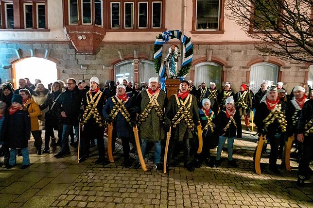 Gemeinsames Singen und Schunkeln vor dem Narrobrunnen in der Oberen Straße.