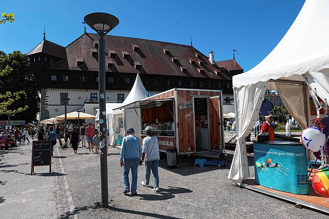 Bild 23: Internationale Bodenseewoche 2024: Entlang der Konstanzer Hafenmeile flanieren die Besucher