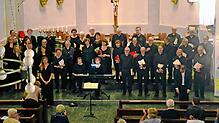 Der starke Workshop-Chor begeistert das Publikum in der Kirche St. Antonius in Schönwald. Bild: Hans-Jürgen Kommert