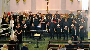 Der starke Workshop-Chor begeistert das Publikum in der Kirche St. Antonius in Schönwald. Bild: Hans-Jürgen Kommert