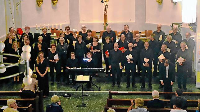 Der starke Workshop-Chor begeistert das Publikum in der Kirche St. Antonius in Schönwald. Bild: Hans-Jürgen Kommert