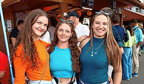 Bild : Volle Gläser und beste Stimmung: So ging’s beim Konstanzer Weinfest 2025 weiter