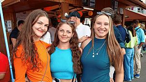 Bild : Volle Gläser und beste Stimmung: So ging’s beim Konstanzer Weinfest 2025 weiter