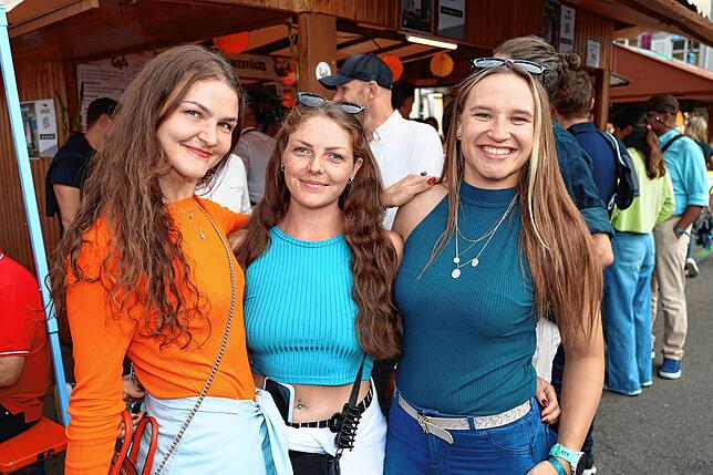 Bild 1: Volle Gläser und beste Stimmung: So ging’s beim Konstanzer Weinfest 2025 weiter
