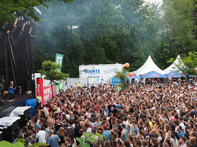 20:40 Uhr: Leoniden beenden ihren Auftritt beim Campus-Festival 2018. Sie haben sich in die Köpfe und Herzen der Zuhörer geindierockt. ...