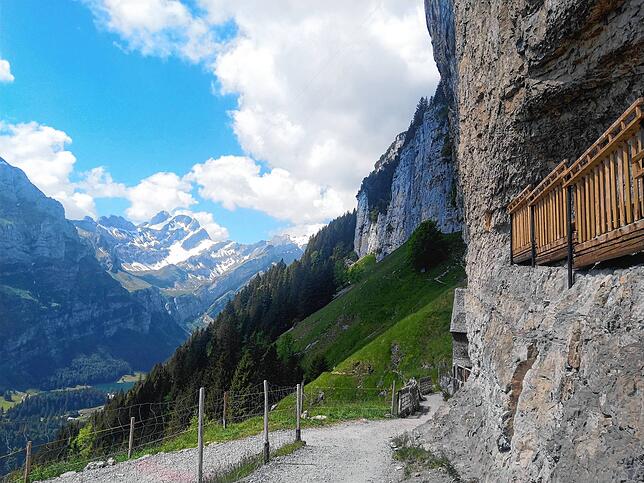Bild 15: Normalerweise überrennen Touristen das Berggasthaus Aescher, doch wie sieht es dort jetzt aus? Wir nehmen Sie mit auf eine Wanderung