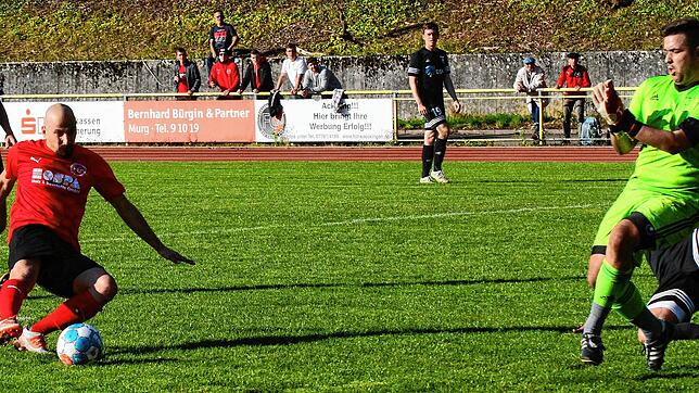 Tor: Routinier Tolga Polat (links vorn) erzielte das 1:0 für den FC 08 Bad Säckingen beim Stadtderby im Hochrhein-Stadion gegen den SV ...