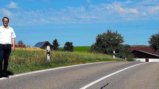 Eine für Radfahrer und Fußgänger lebensgefährliche Stelle an der Kuppe zwischen Deutwang und Kalkofen im Bereich Hagendorn zeigt ...