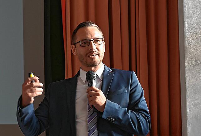 Der Hohenfelser Bürgermeister Florian Zindeler bei einer Einwohnerversammlung im Mai 2023. Er will eine zweite Amtszeit in Hohenfels.