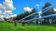Wasser marsch! Die Jugendfeuerwehr um Jugendwart Dietmar Schelshorn zeigt am Sonntagnachmittag im Seepark beim Schlachtfest ihr Können ...