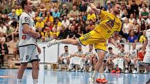 Der Konstanzer Kreisläufer Michel Stotz (hier am Ball) und seine Mitspieler scheiterten bei der Heimniederlage gegen das Topteam aus ...