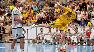 Der Konstanzer Kreisläufer Michel Stotz (hier am Ball) und seine Mitspieler scheiterten bei der Heimniederlage gegen das Topteam aus ...