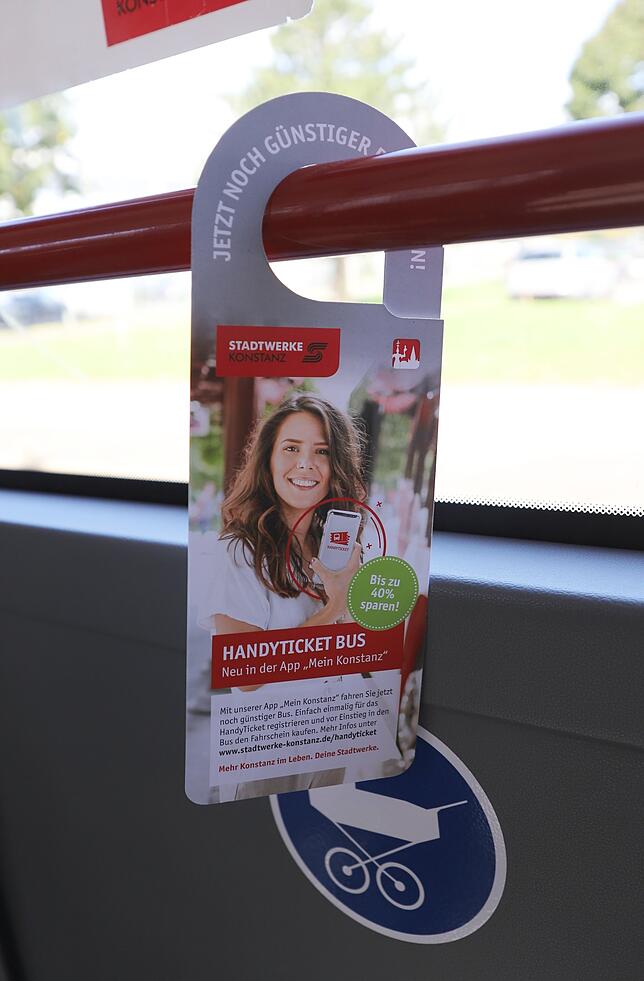 Im Bus hängen Hinweisschilder zu dem neuen Tarif.