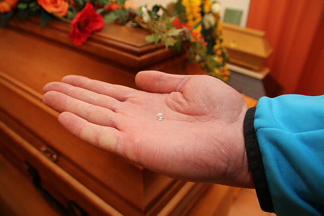 Luxuriös ins Jenseits: Aus der Asche lässt sich ein Diamant fertigen. Bild: dpa